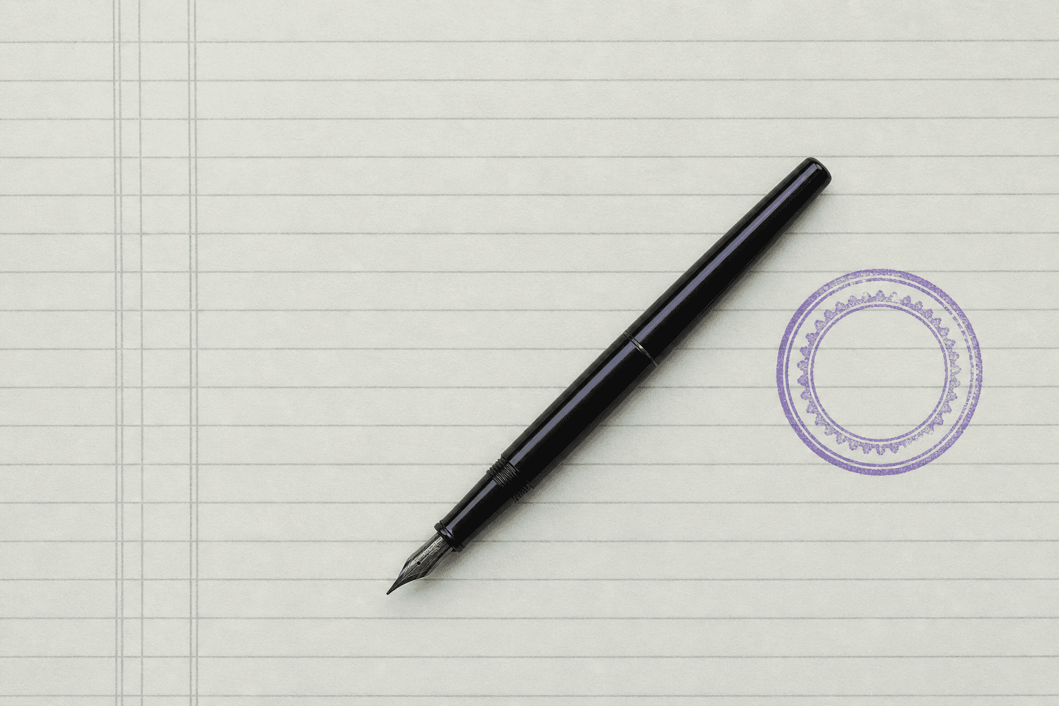 Page de registre réglée, un stylo à plume posé en travers et un tampon à l'encre violette.